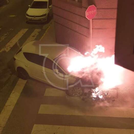 Imagen del incendio del vehículo captada por un vecino/TA.